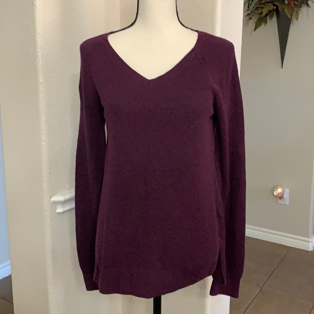 Gap purple v-neckline long sleeve knit sweater Size S